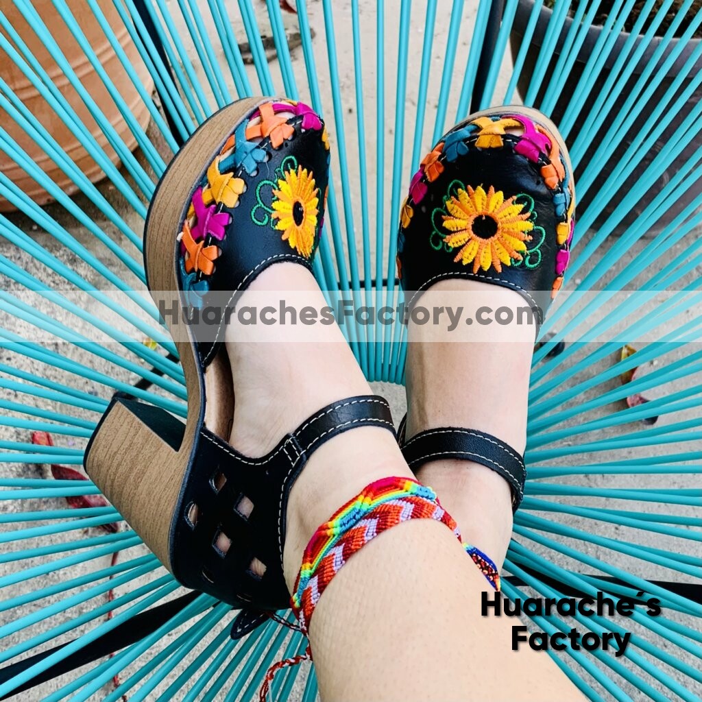 Zapato de piel bordado Traje Regional Folklore Montehermoso Trujillo
