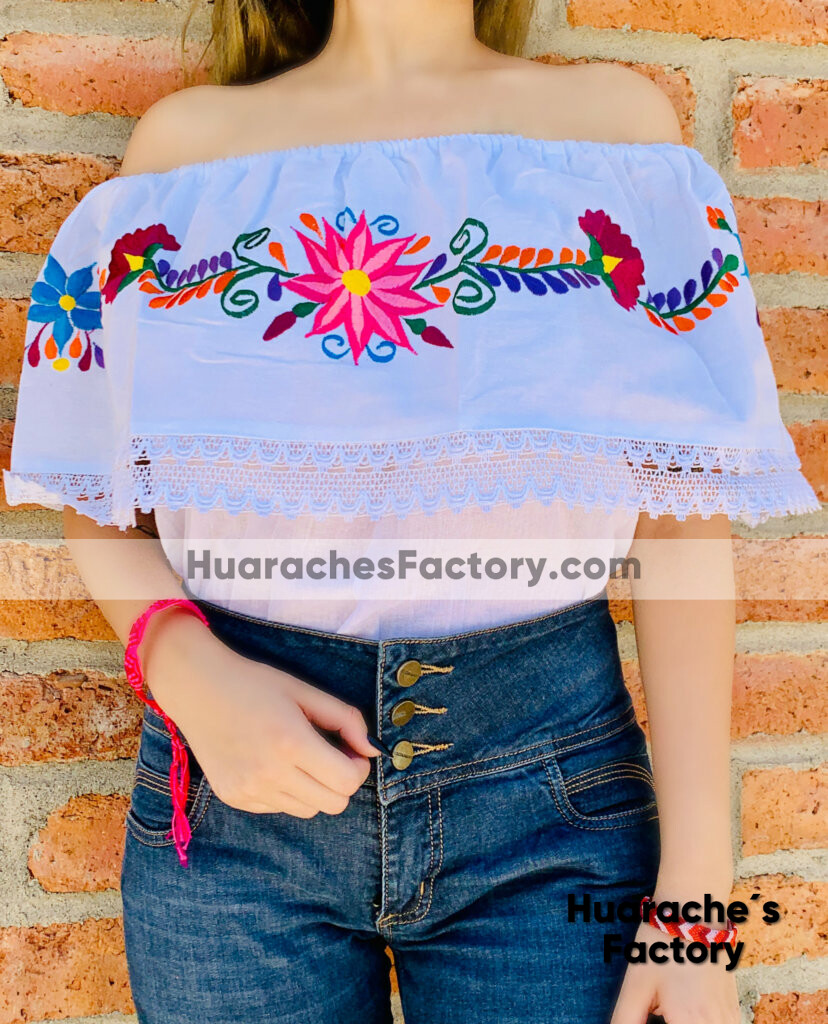 rj00618 Blusa campesina de manta color blanco bordada a maquina diseño de  flores artesanal mexicano para mujer hecho en Sahuayo Michoacan mayoreo  fabrica - Huarache´s Factory