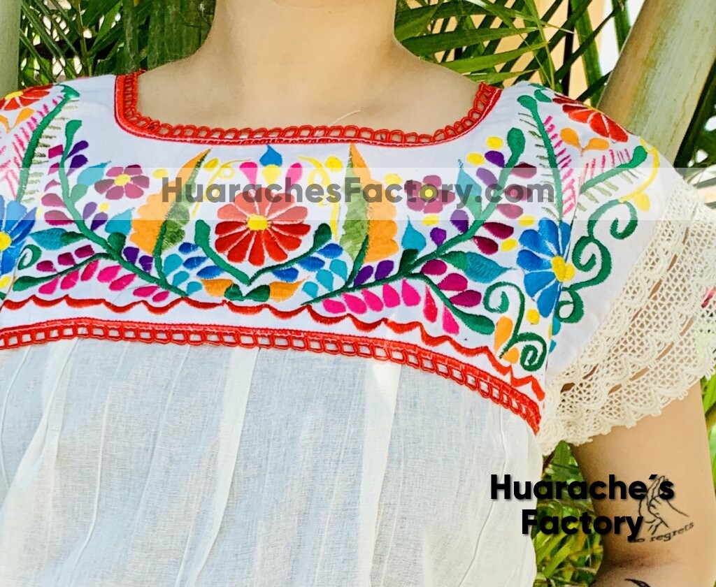 rj00643 Blusa de manta blanca bordada a maquina de flores artesanal  mexicano para mujer hecho en Chiapas mayoreo fabrica - Huarache´s Factory