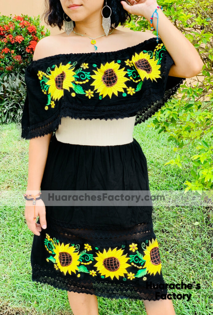 rj00724 Vestido artesanal mexicano de manta bordado a maquina diseño de girasol para hecho Chiapas mayoreo fabrica - Huarache´s Factory
