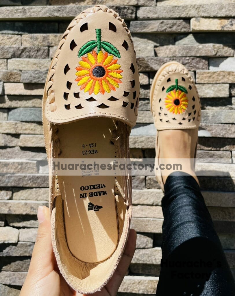 ZJ00970 Huaraches Artesanales Para Mujer Calidad Estándar Color Tan De Piel Con Girasol Hecho Sahuayo Michoacan México - Huarache´s Factory